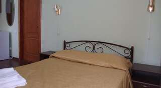 Гостиница Анна Ялта Стандартный двухместный номер с 1 кроватью или 2 отдельными кроватями-1